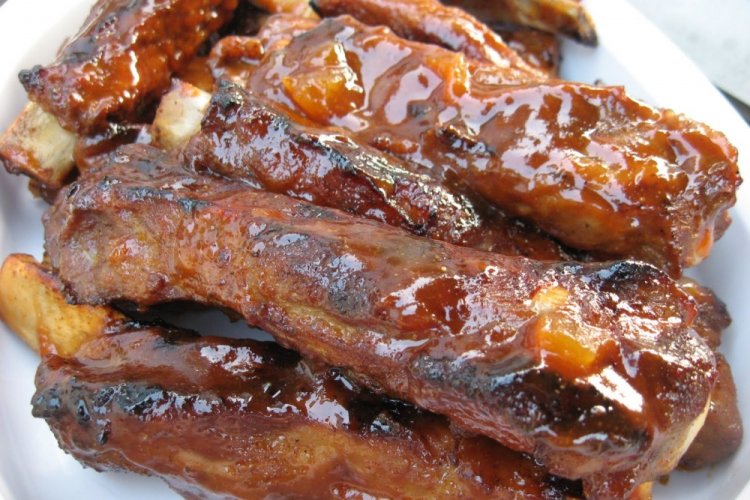 Costillas de cerdo con miel en sartén