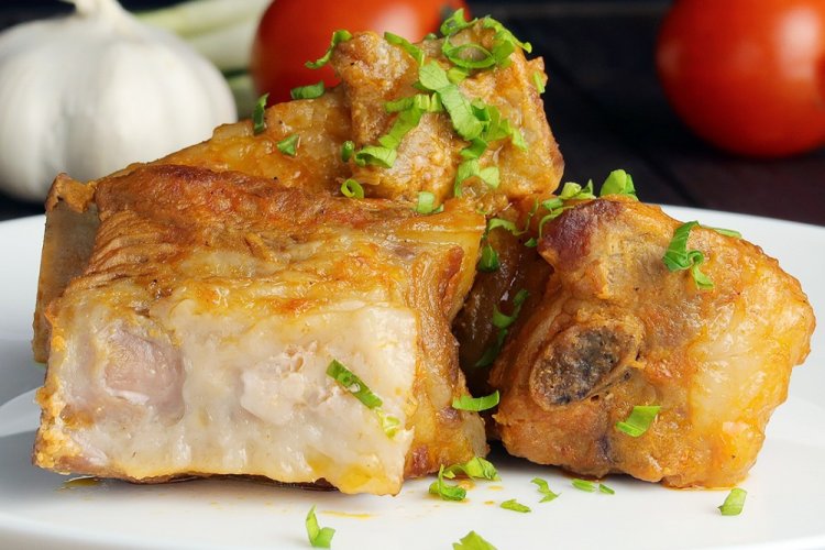 Costillas de cerdo en crema agria en sartén