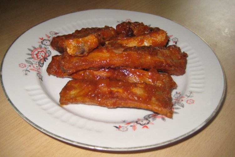 Costillas de cerdo en tomate en sartén