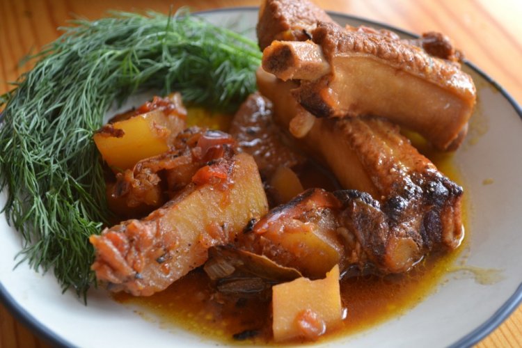 Costillas de cerdo con patatas en sartén