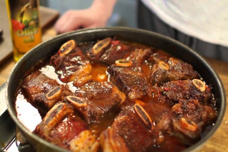 Costillas de cerdo con champiñones en sartén