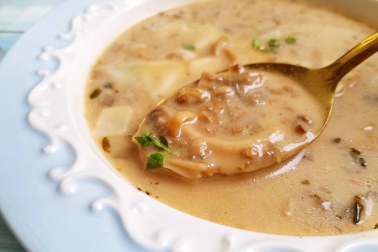 Sopa de setas de miel congeladas y patatas