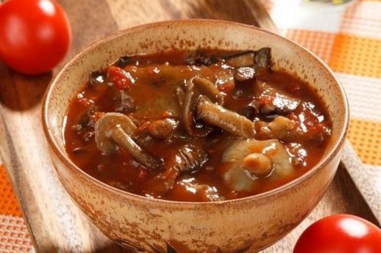 Sopa de setas de miel con zumo de tomate