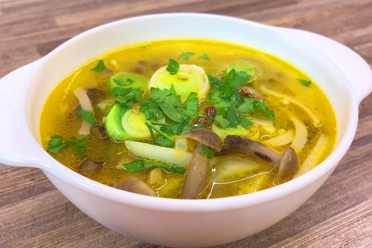 Sopa de setas de miel con fideos