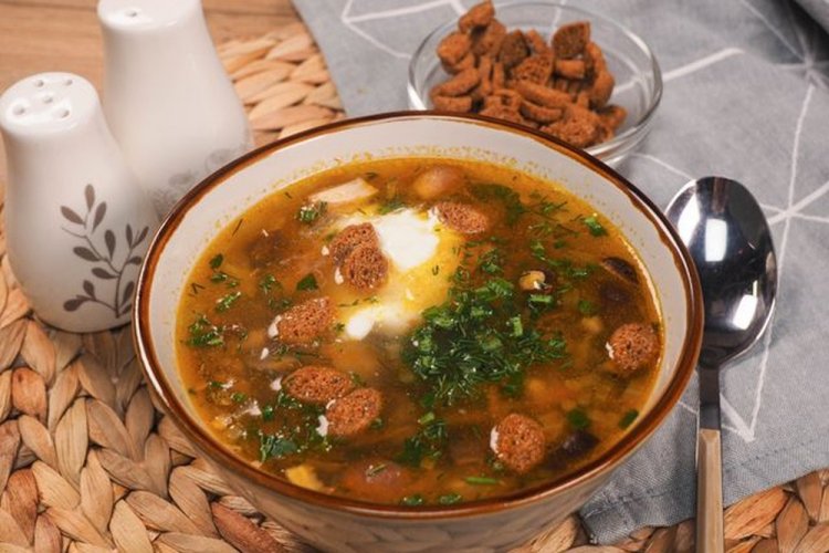 Sopa de setas de miel con cerdo