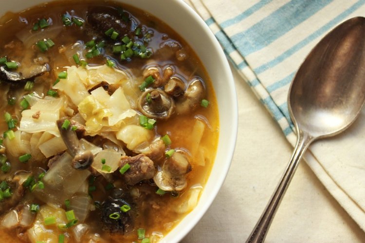 Sopa de setas de miel con col