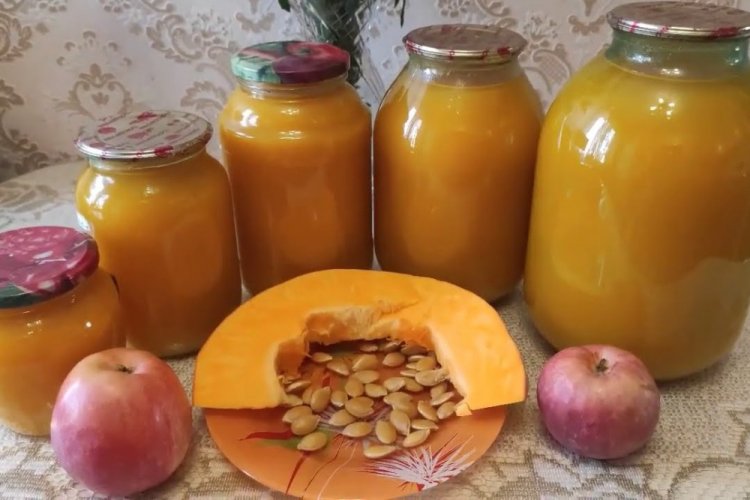 Kürbis-Apfel-Saft mit Fruchtfleisch für den Winter