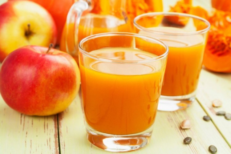 Saft aus Kürbis, Äpfeln und Pfirsichen