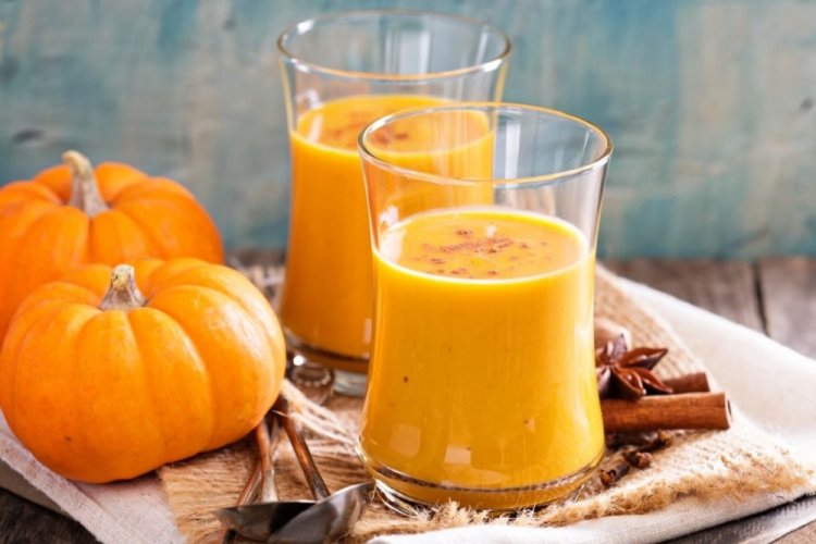 Saft aus Kürbis und Äpfeln mit Gewürzen