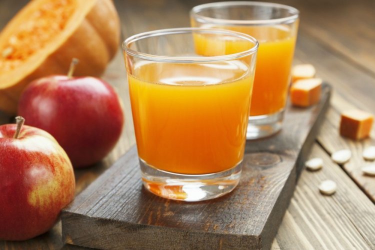 Kürbis-Apfel-Saft mit dem Entsafter