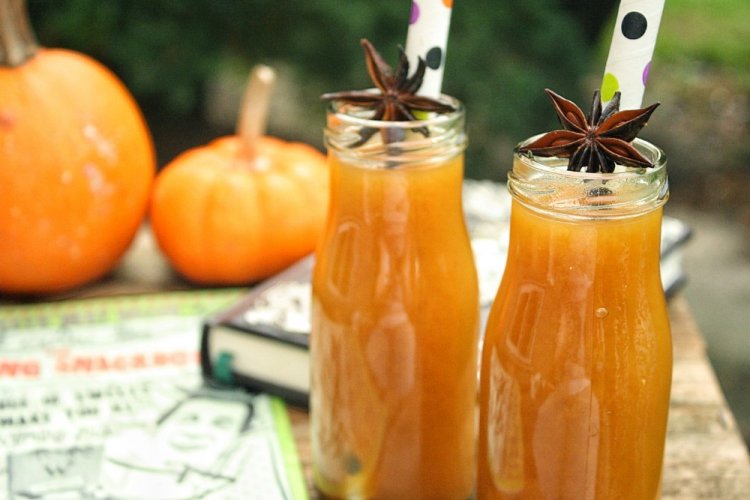 Saft aus Kürbis und Äpfeln mit Zitrone