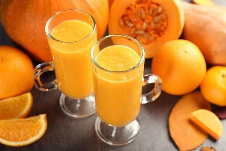 Saft aus Kürbis, Äpfeln und Orange