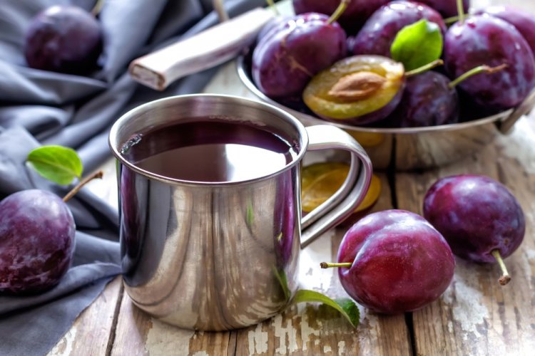 Saft aus Kürbis und Äpfeln mit Pflaumen
