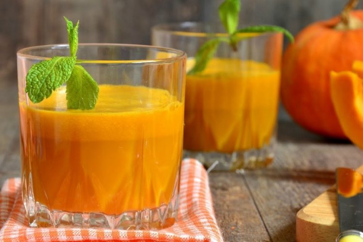 Saft aus Kürbis und Äpfeln im Entsafter