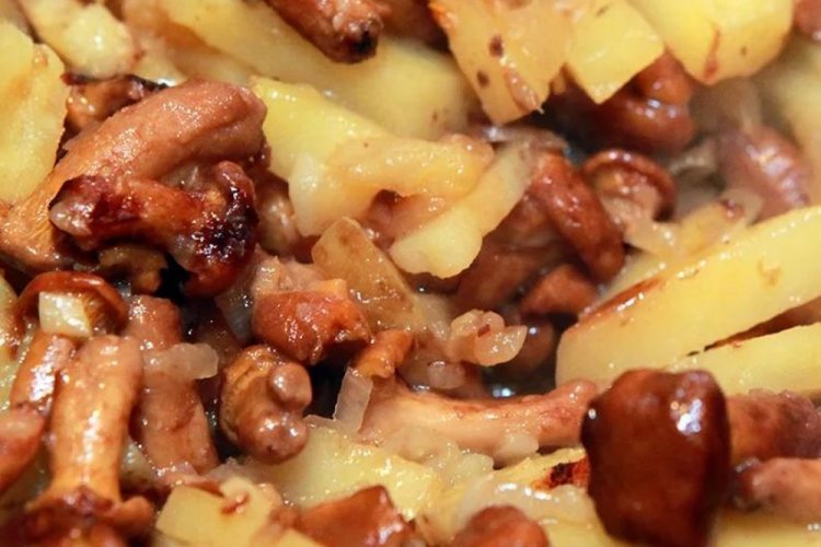 Fried Potatoes with Honey Mushrooms and Onions