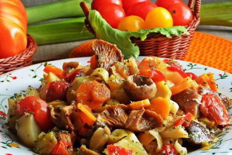 Fried Potatoes with Honey Mushrooms and Vegetables