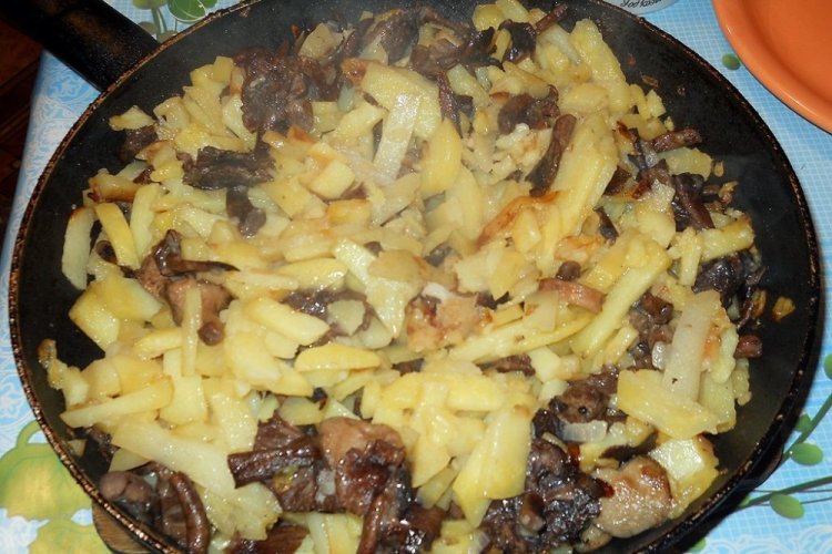 Fried Potatoes with Honey Mushrooms and Egg