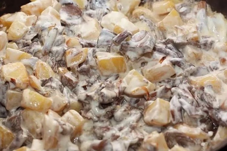 Fried Potatoes with Honey Mushrooms in Sour Cream