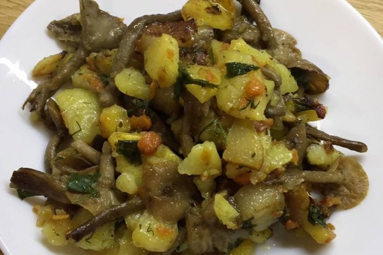 Fried Potatoes with Honey Mushrooms in Tomato Sauce