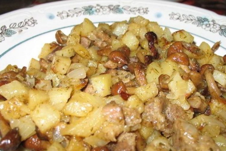 Fried Potatoes with Honey Mushrooms and Pork