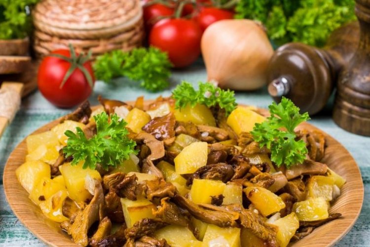 Fried Potatoes with Honey Mushrooms and Chicken