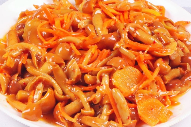 Marinierte Honigpilze mit Karotten und Tomatenmark
