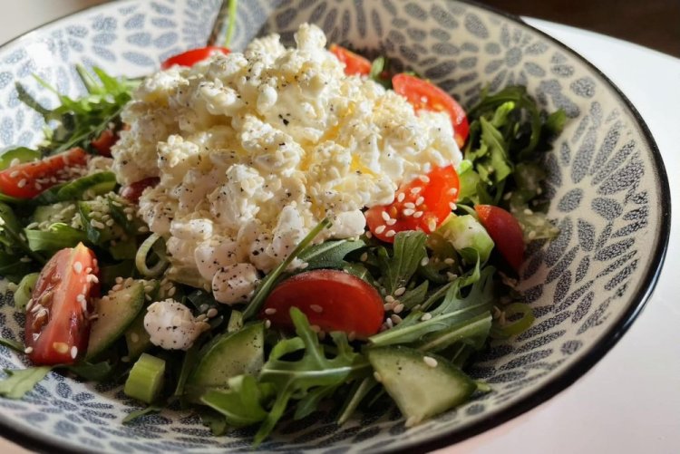 Arugula and Cottage Cheese Salad