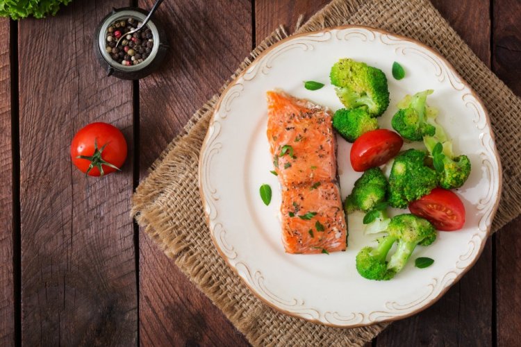 Baked Salmon with Broccoli