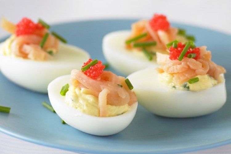Huevos rellenos con salmón y caviar rojo