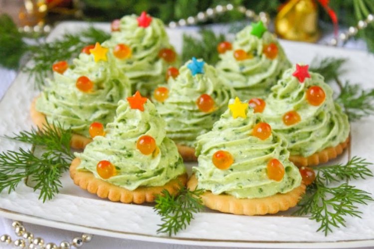 Galletas saladas con espinacas y caviar rojo