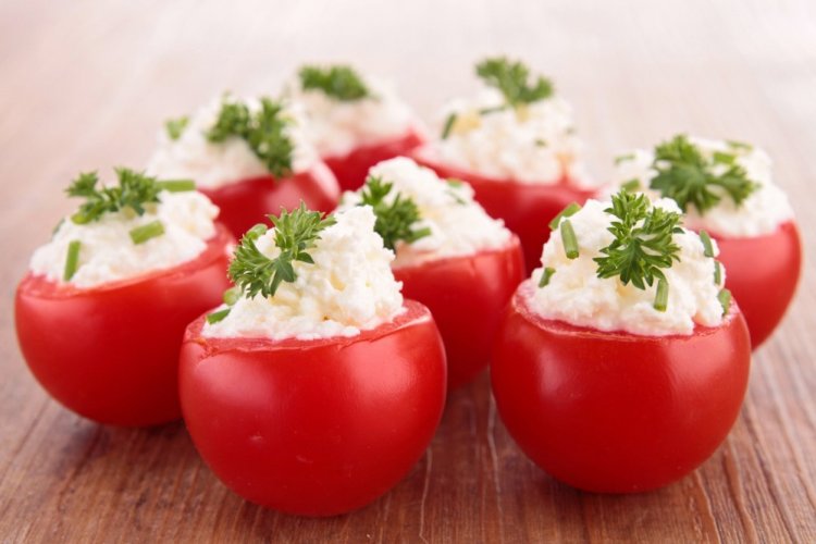 Tomates con queso y ajo
