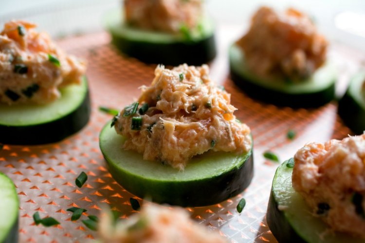 Aperitivo con conservas de pescado y manzanas