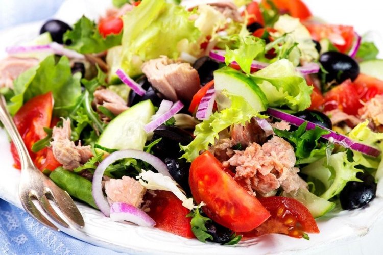 Fresh Vegetable and Tuna Salad