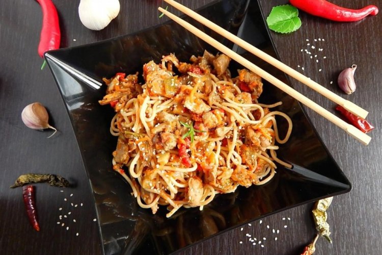 Wok-Nudeln mit Hähnchen und Teriyaki-Sauce
