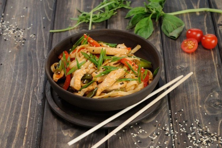 Wok-Nudeln mit Hähnchen und Mais