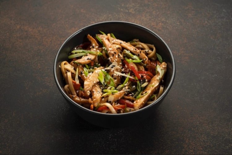 Wok-Nudeln mit Hähnchen und grünen Erbsen