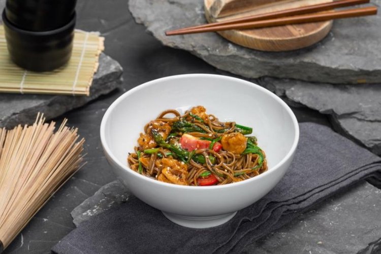 Wok-Nudeln mit Hähnchen und Tomaten