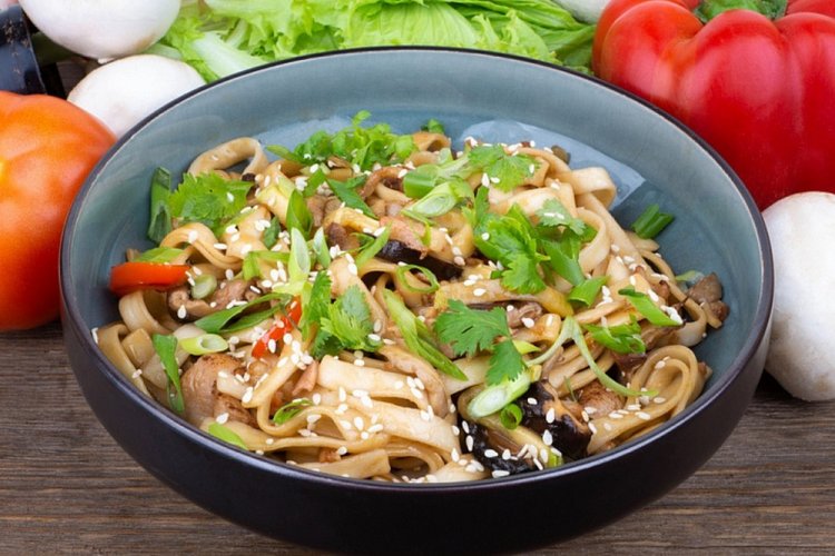 Wok-Nudeln mit Hähnchen und Shiitake-Pilzen
