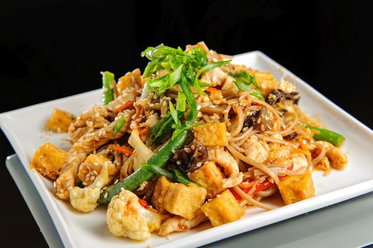 Wok-Nudeln mit Hähnchen und Blumenkohl