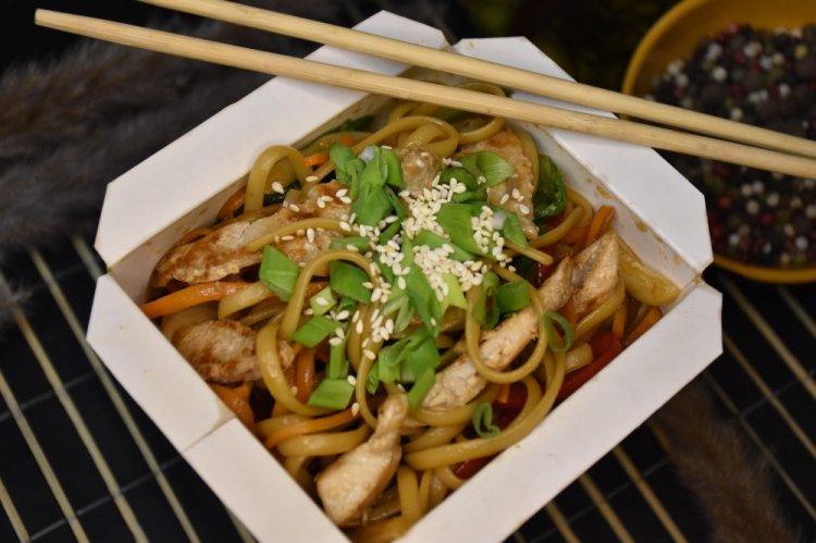 Wok-Nudeln mit Hähnchen und Cashewkernen