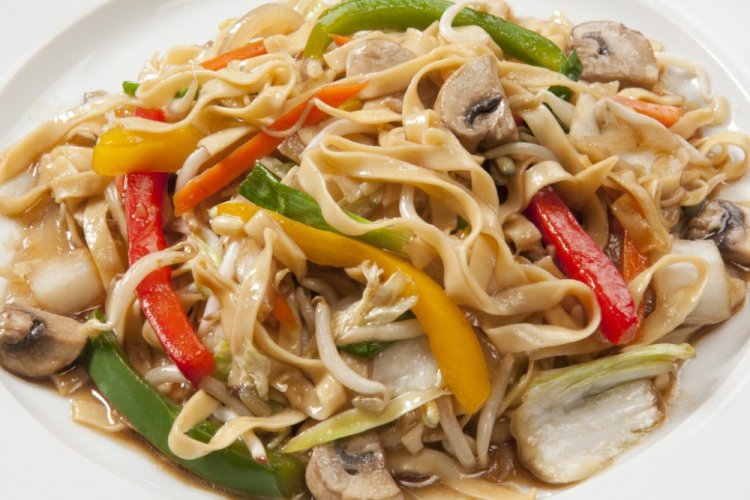 Wok-Nudeln mit Hähnchen und Pilzen