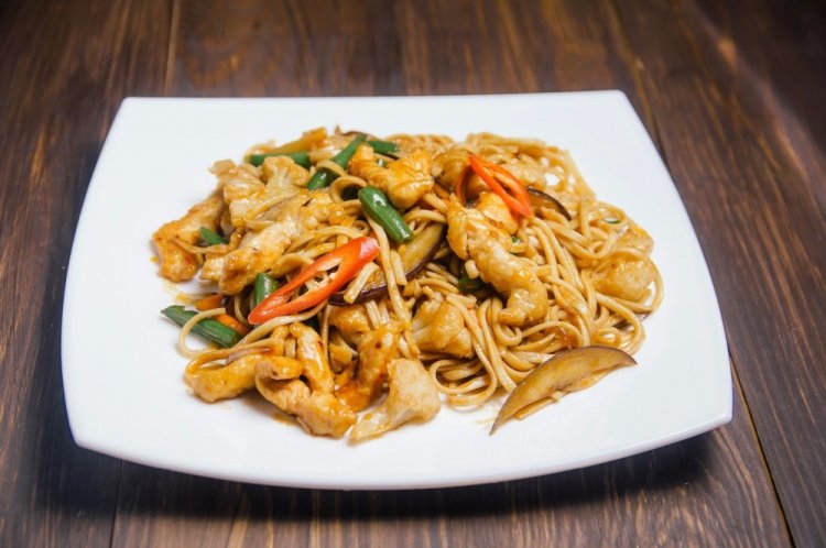 Wok-Nudeln mit Hähnchen und Auberginen