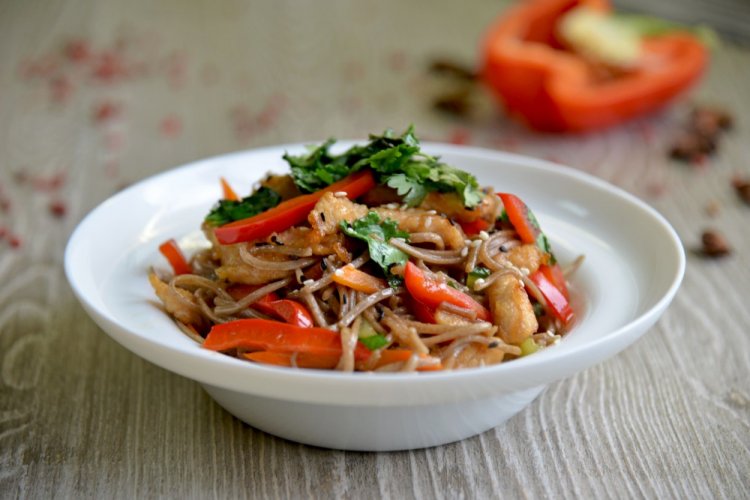 Wok-Nudeln mit Hähnchen und Spinat