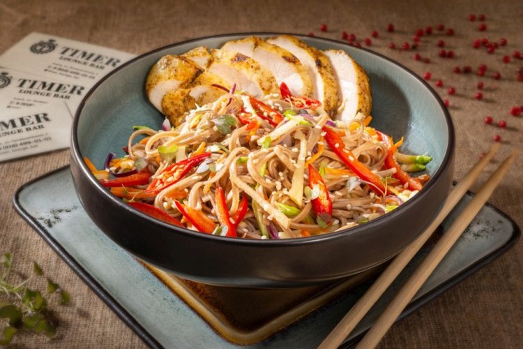Wok-Nudeln mit Hähnchen und Zucchini