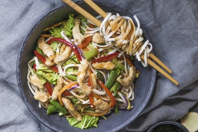 Wok-Nudeln mit Hähnchen und Chinakohl