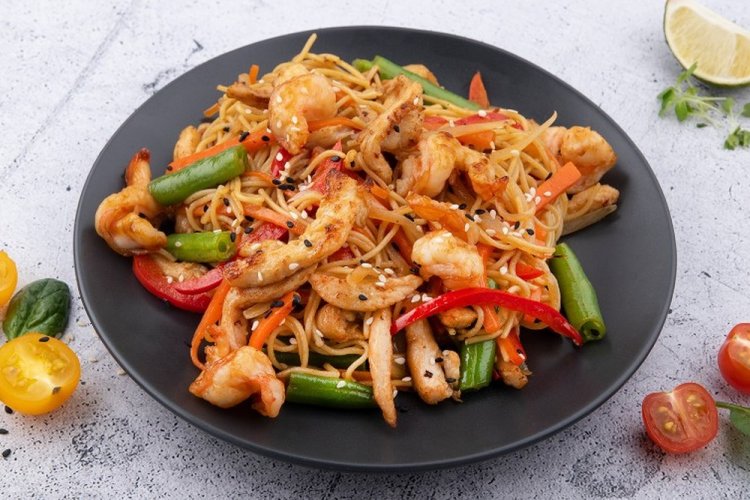 Wok-Nudeln mit Hähnchen und grünen Bohnen