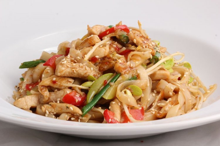 Wok-Nudeln mit Hähnchen und Gurken