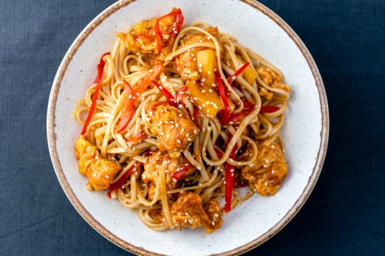 Wok-Nudeln mit Hähnchen und Ananas