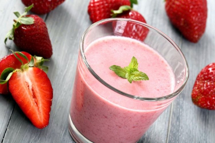Proteinshake mit Erdbeeren und Sellerie