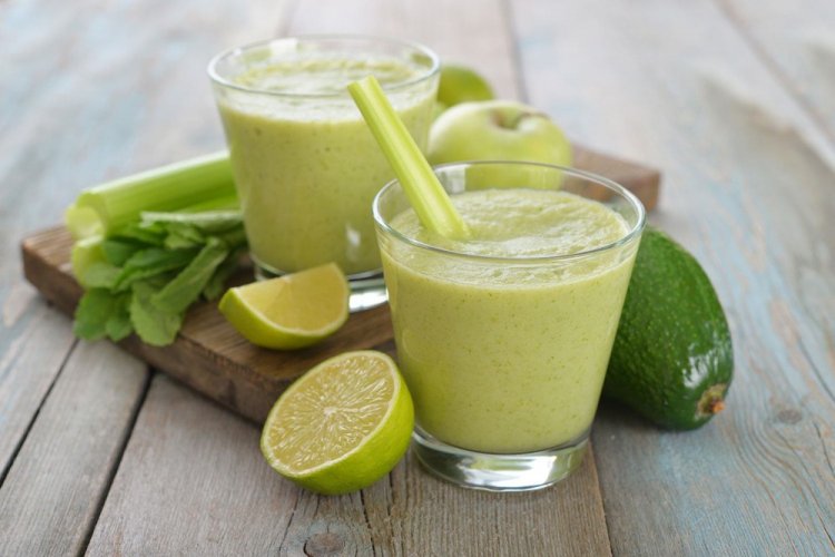 Smoothie mit Sellerie und Avocado